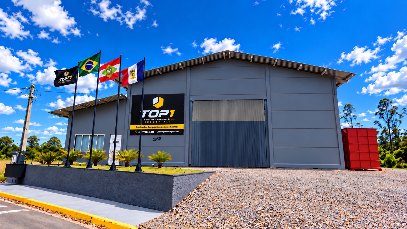 Fachada da TOP1 Industrial vista de frente, com bandeiras, placa da empresa e pátio externo